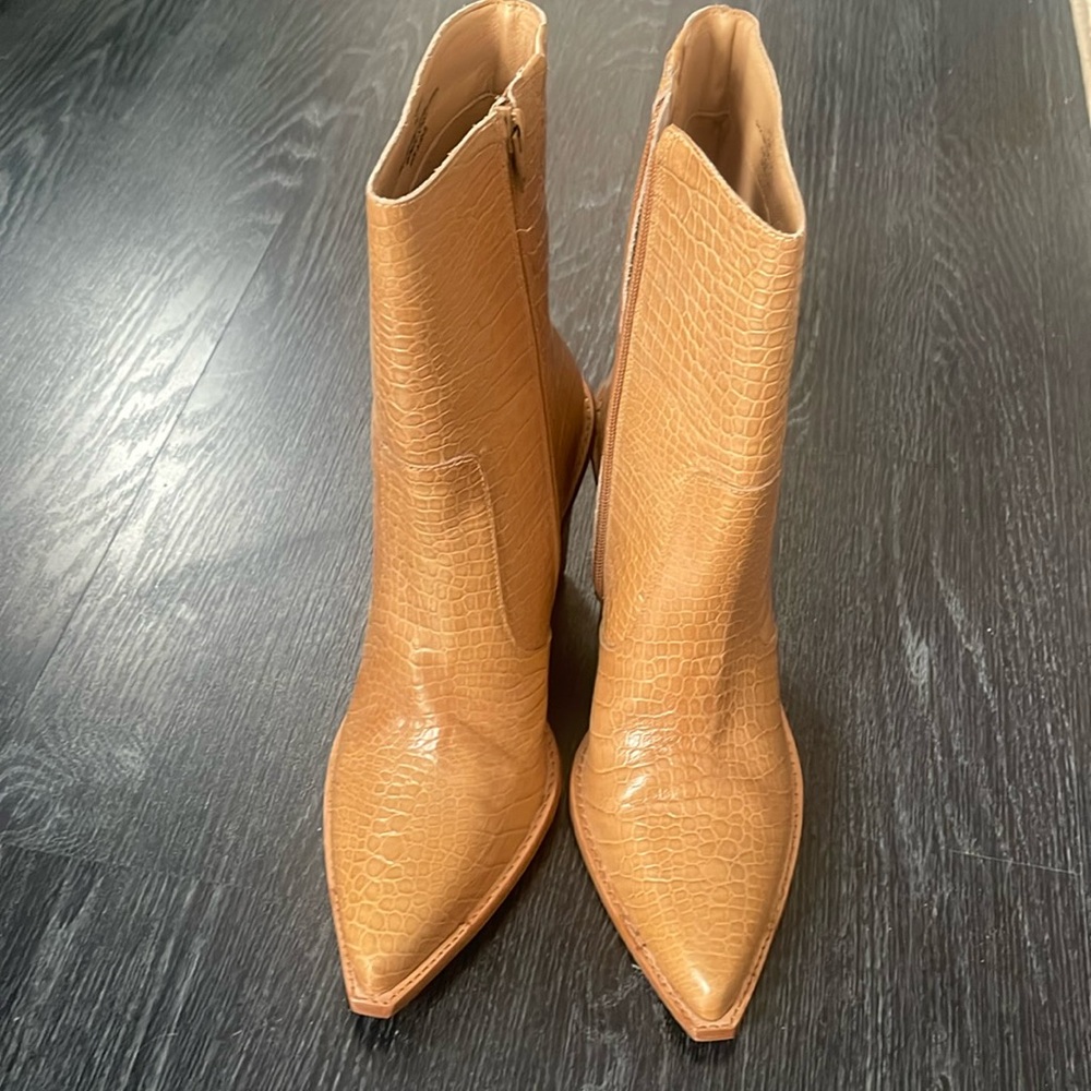 NWOT OR BOX  TAN Matisse Camille BootiesCroc Size 9M 3in heel